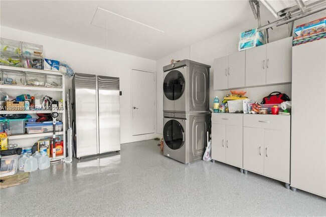 Foto del edificio - Northwest 19th Street, Miami, FL 33029 - 3 BR 2 BA single-family home