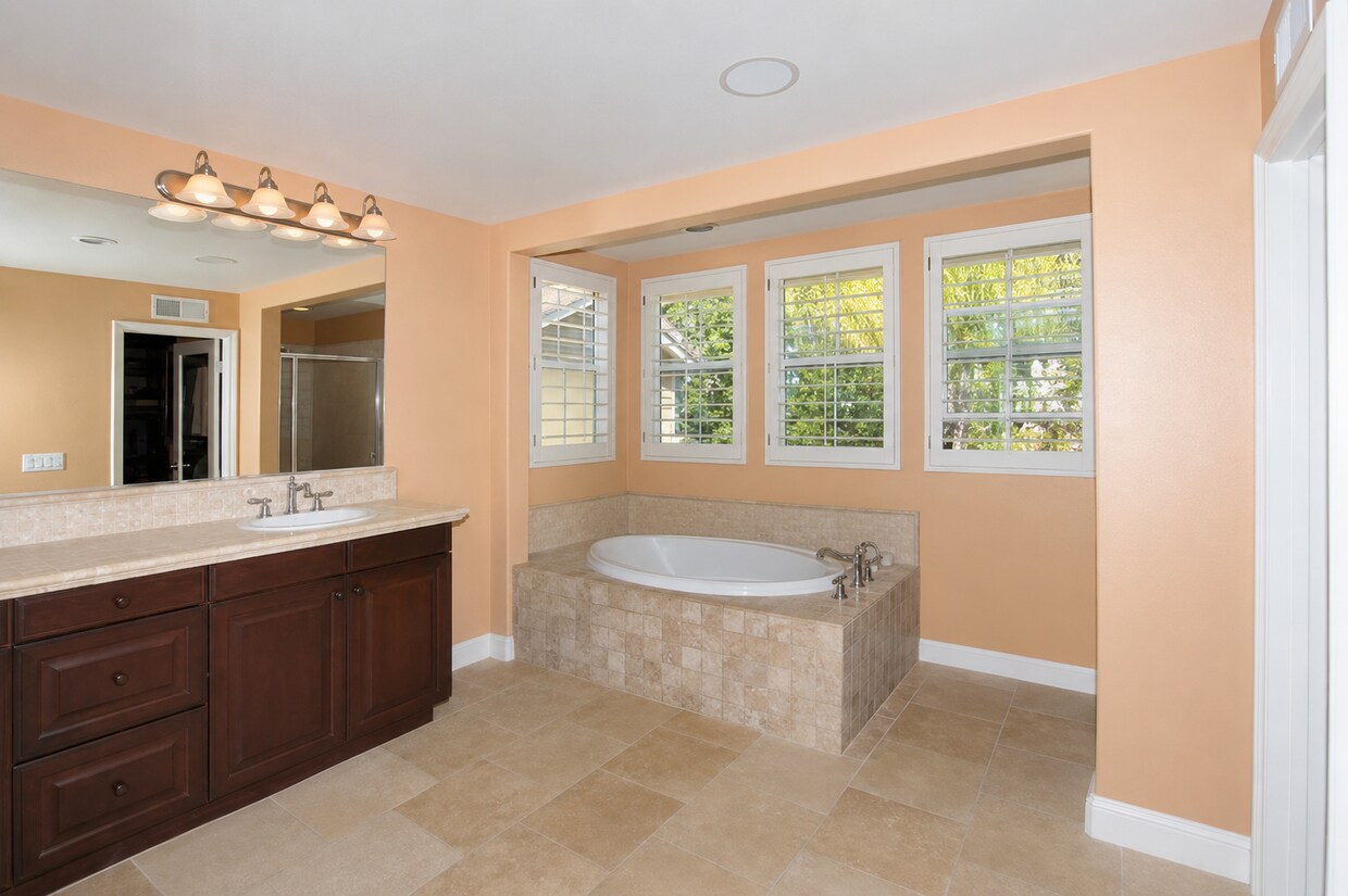 Building Photo - Experience Elevated Living in This Stunning 5-Bed/3-Bath Home in the Prestigious Ladera Ranch Com...
