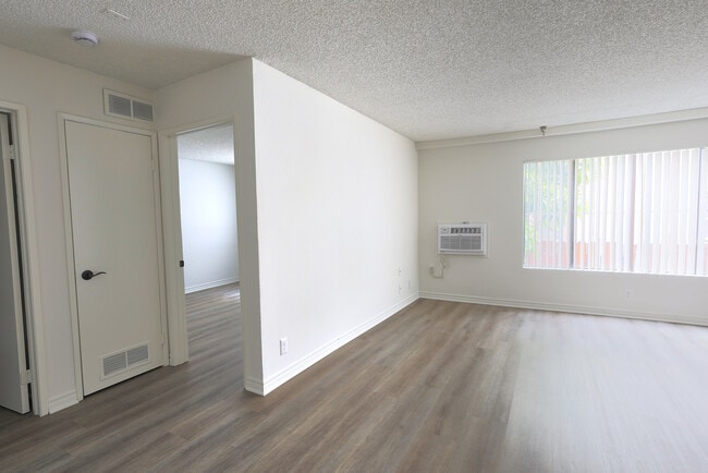 Building Photo - 2928 Leeward Ave