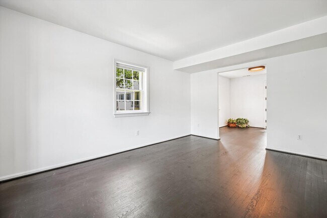 Foto del edificio - 6705 Hillandale Rd