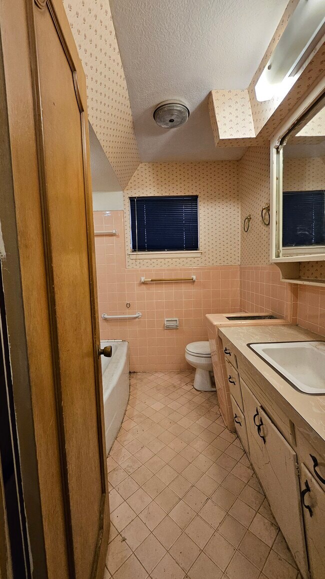 Full Bathroom - 2612 SW 62nd St