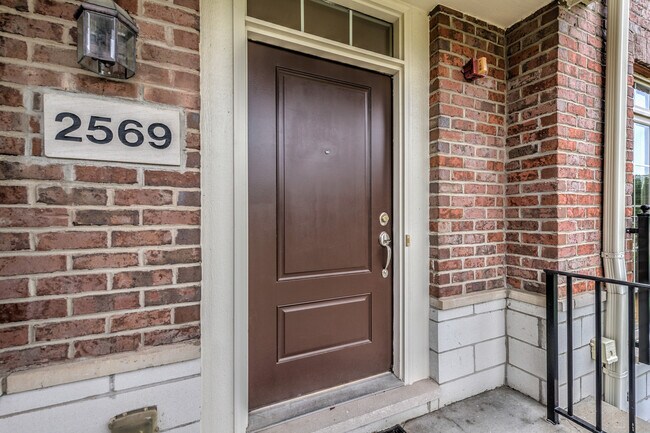 Foto del edificio - 2569 Waterbury Ln