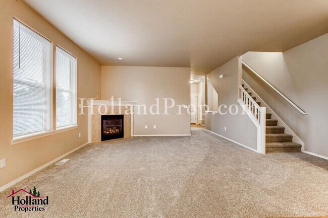 Building Photo - Wonderful 3 Bed 2.5 Bath Hillsboro Townhouse!