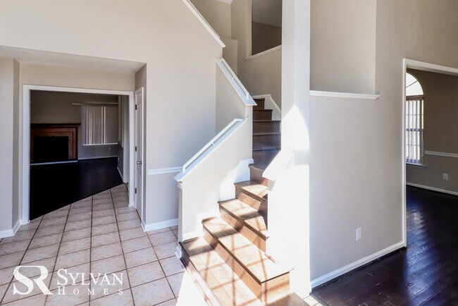 Building Photo - Easy living in this 4 BR, 2.5 BA home