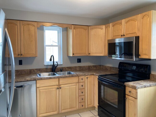 Building Photo - $1450/mo -  Family Home 3Bd/1Ba - Availabl...