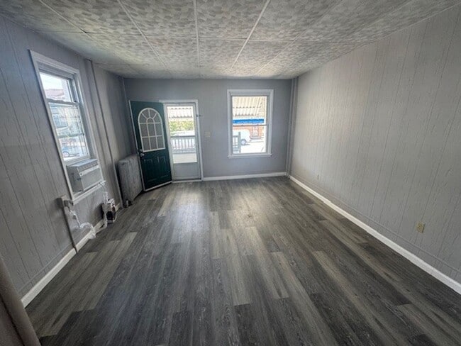Building Photo - 3 bedroom 2 bathroom