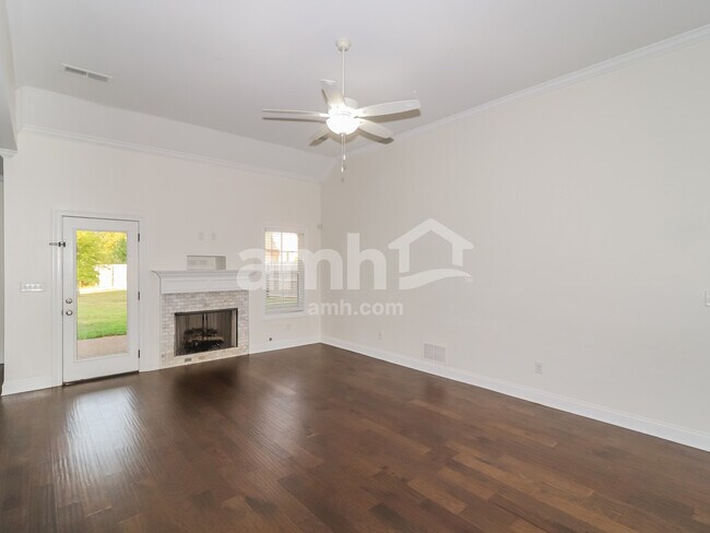 Building Photo - 3284 Vineyard Dr S