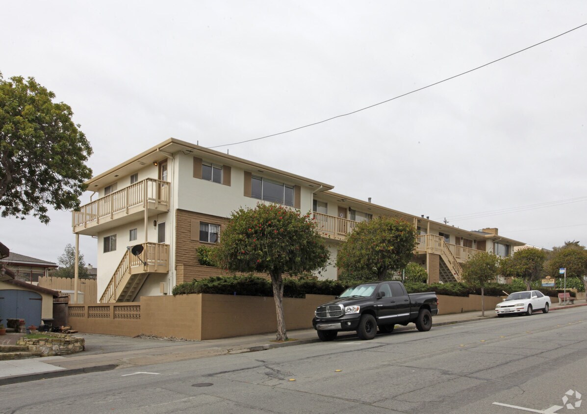 Building Photo - 599 W Franklin St