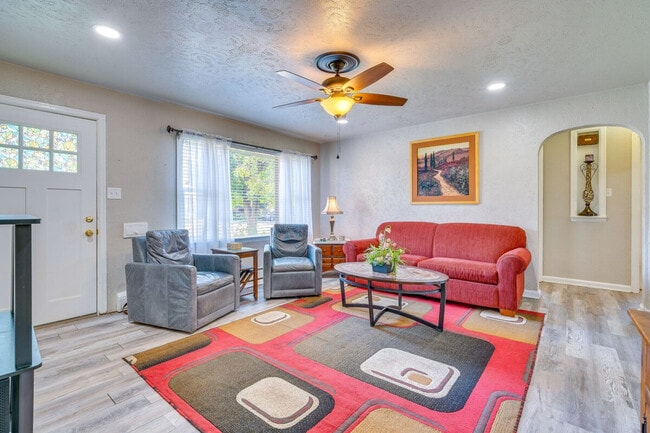 Building Photo - 1923 Lake Ave