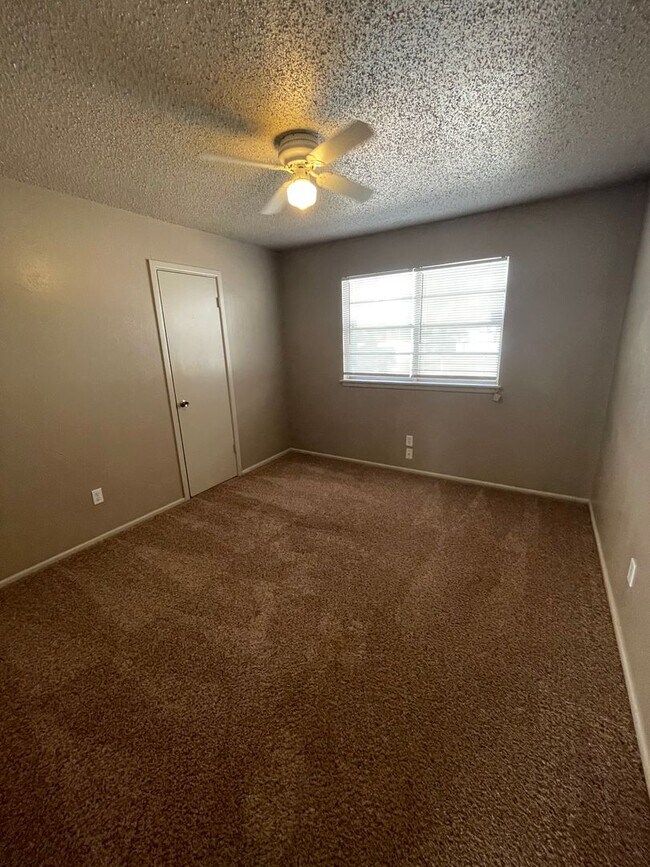 Building Photo - House Located Between W. Loop 289 & Marsha...