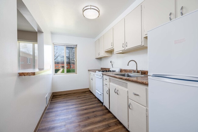 Building Photo - Highland Manor Apartments