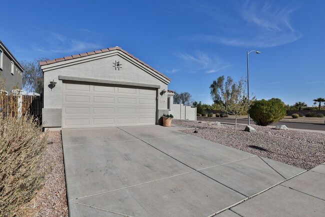 Building Photo - Signal Family Home on corner lot!