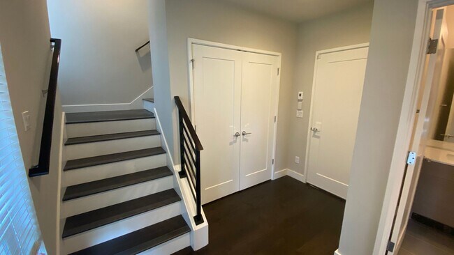 Foto del edificio - Modern 4BR Townhome in Prime Bellevue | AC | Bellevue Schools | Minutes to Microsoft