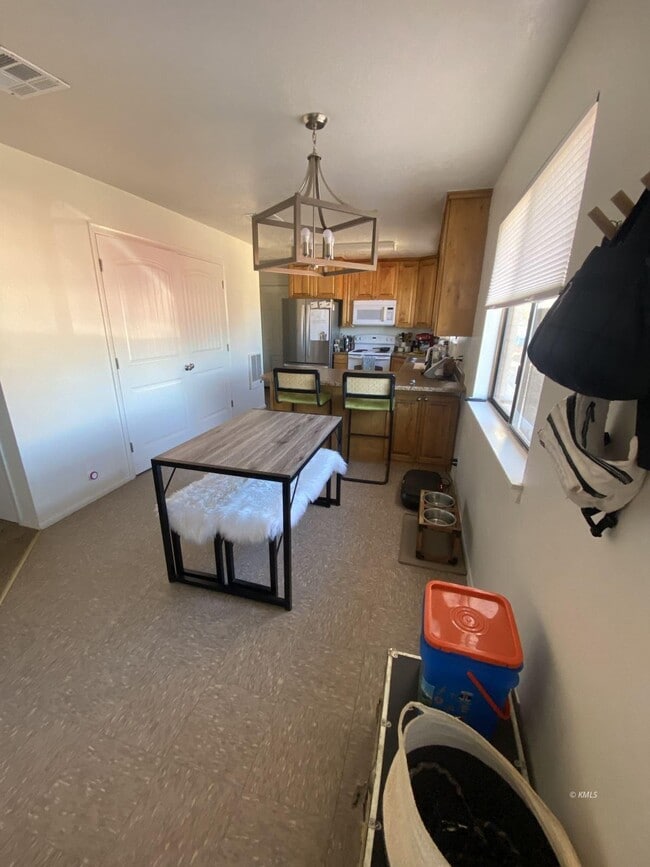 Building Photo - 941 W Chamberlain Dr