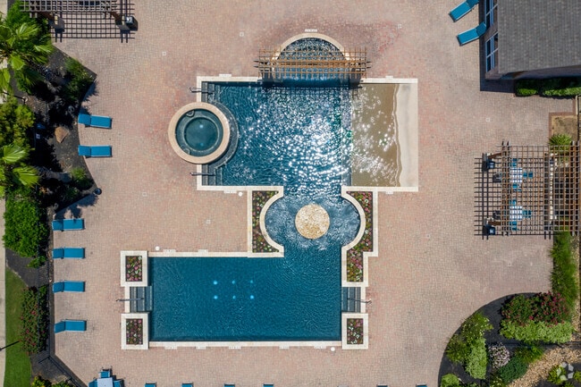 Piscina - The Enclave