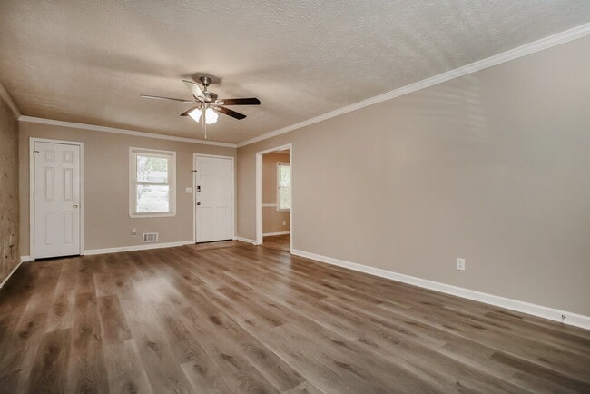 Building Photo - 300 Pinehurst Dr