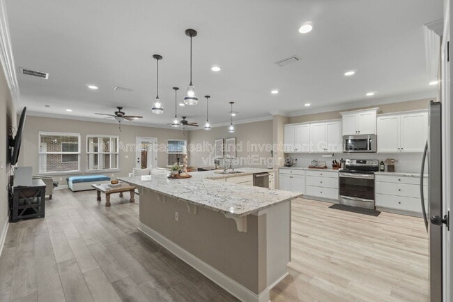 Foto del edificio - 33 8th Ave