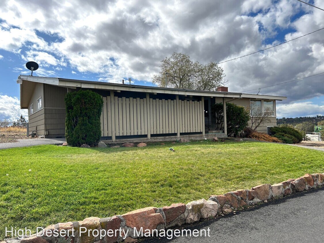 Primary Photo - 4 br, 2 bath House - 990 S Adams Dr.