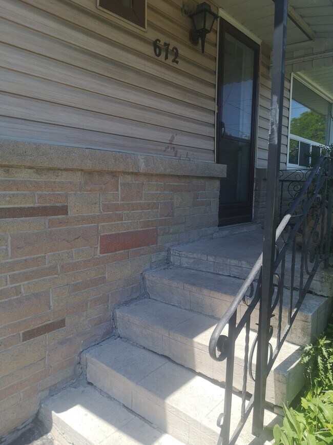 Photo du bâtiment - 3 Bedroom Main Floor Minutes From Limeridge Mall