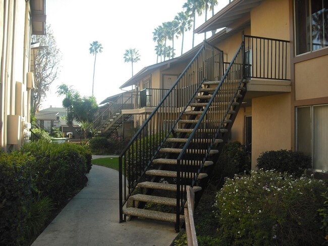 Building Photo - Wonderful 1 bedroom ground floor condo