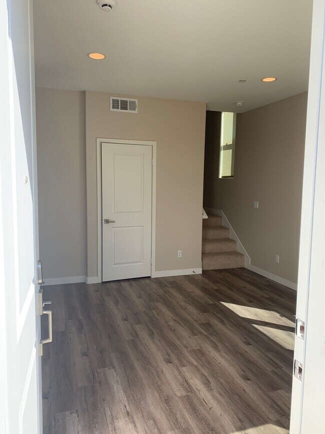 Foto del edificio - Modern 3 Bed/ 4 Bath, Detached, Private Dr...