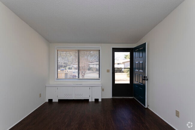 1BR, 1BA - - Ravenwood Apartments