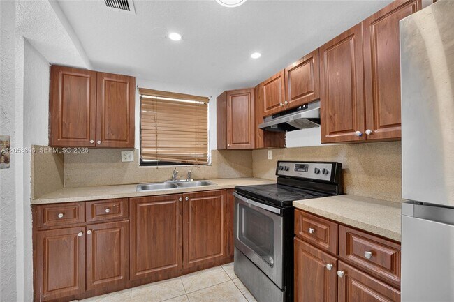 Building Photo - 6001 Shaker Wood Cir