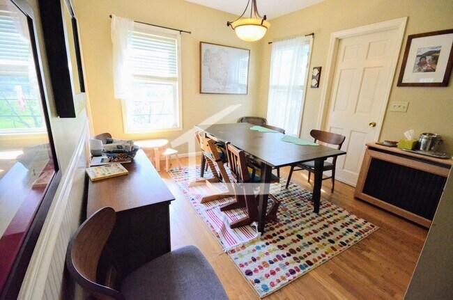 Building Photo - Stunning 2 Bed/2 Bath Duplex w/ A Yard! Of...