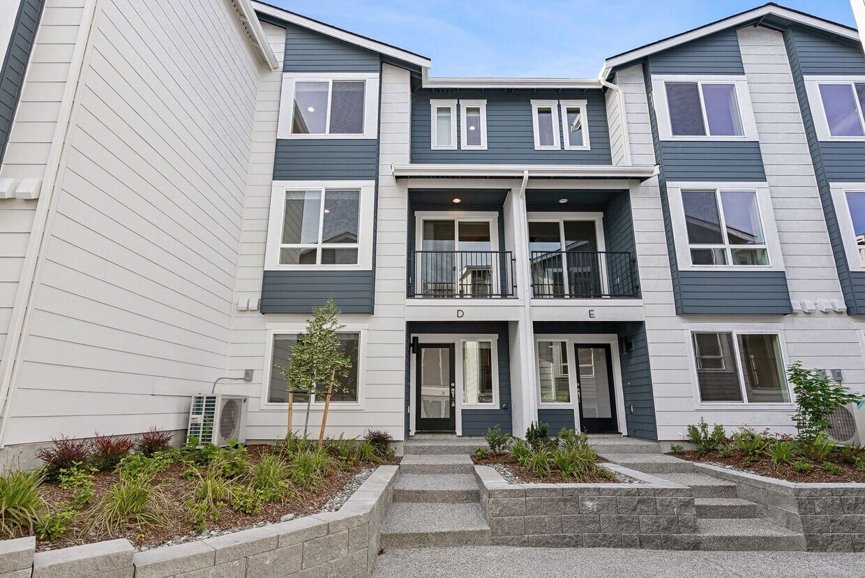 Foto principal - 4 Bedroom 3 Bath Stunning Brand New Town H...