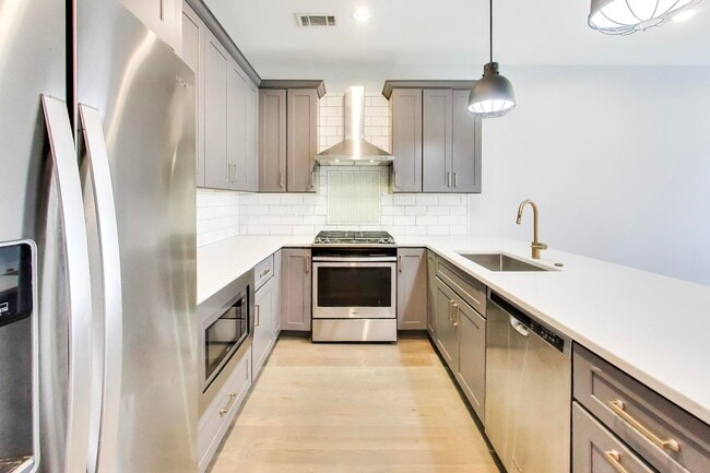 Building Photo - 552 E 46th Pl