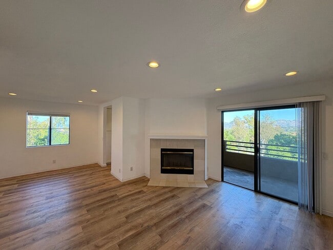 Foto del edificio - Move-In Ready Condo Overlooking The Height...