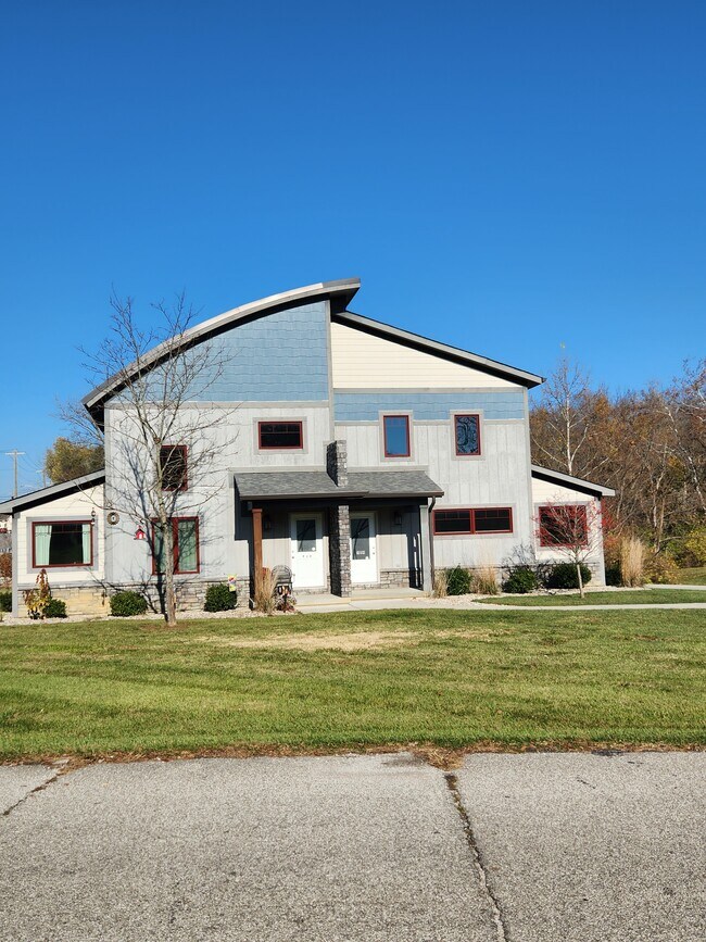 Building Photo - 914 E Tara Rd