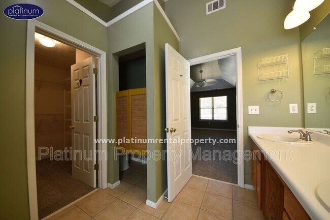 Building Photo - 1325 Holleybrooke Dr