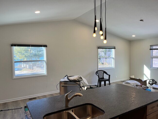 Foto del edificio - 245 Lakeshore Dr