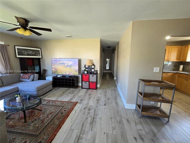 Foto del edificio - 298 NE 35th Ct