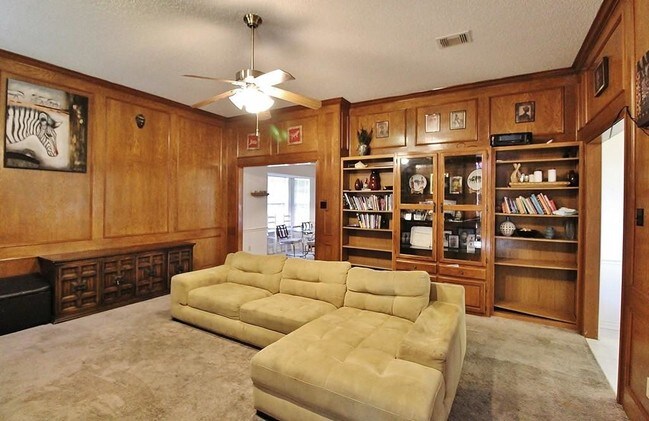 Building Photo - 201 Wildwood Dr