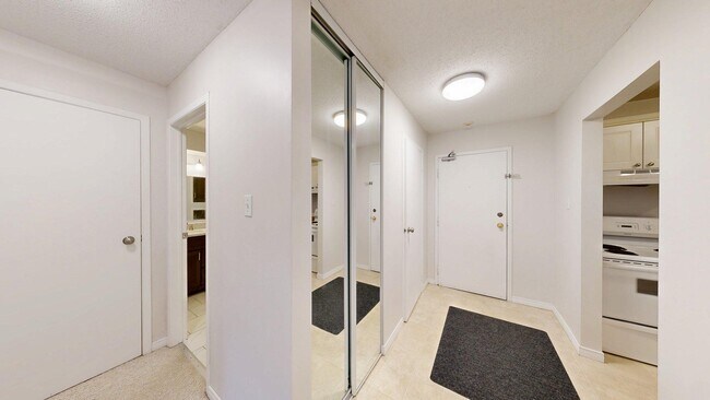 Photo du bâtiment - UPDATED TWO BEDROOM UNIT IN MILL'S LANDING COMPLEX-DEVERON CR
