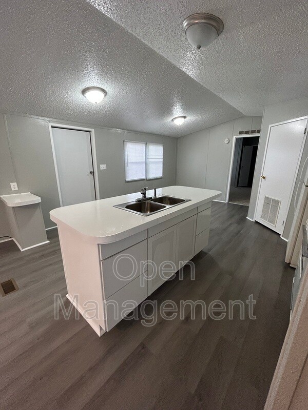 Building Photo - 285 Mantle Ave