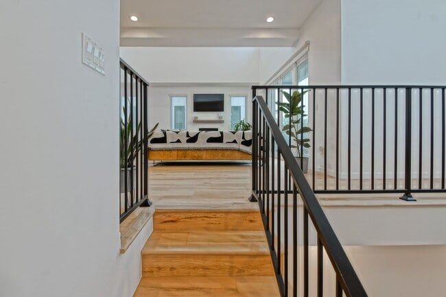 Foto del edificio - Custom, Modern & Spacious Tri-Level Home w...