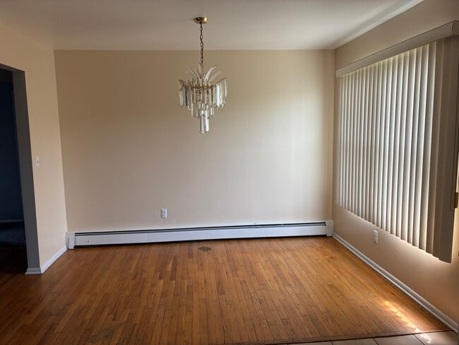 Foto del edificio - 136 Maple Ave