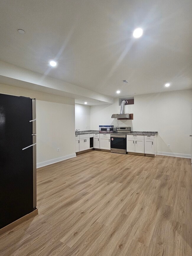 Building Photo - 204 N Van Buren St