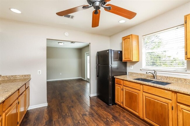 Foto del edificio - 1442 Lakecrest Dr