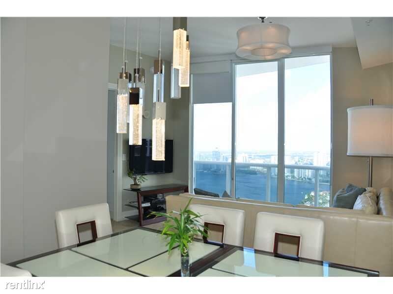 Foto principal - 18201 Collins Ave
