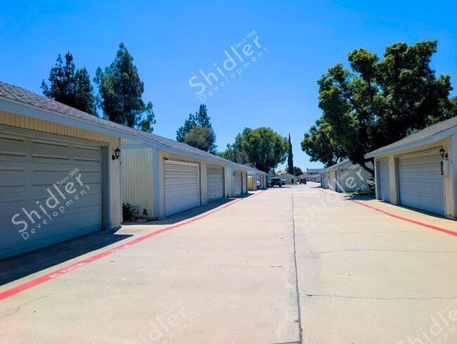 Foto del edificio - 2 Bed 1 Bath No one Above You