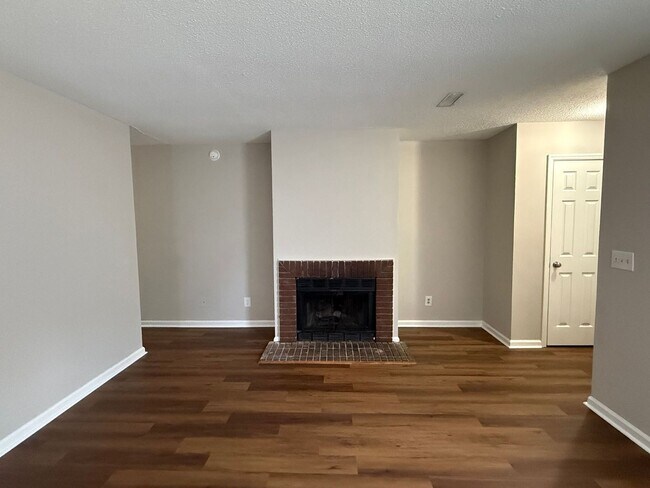 Foto del edificio - Fully Renovated 2 bed/ 2 bath Duplex! Available Now!