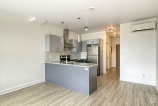 Building Photo - 6600 Av. de Darlington
