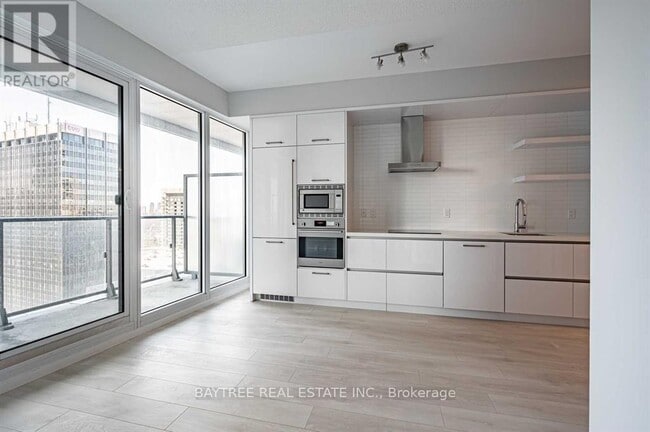 Photo du bâtiment - 2221 Yonge St