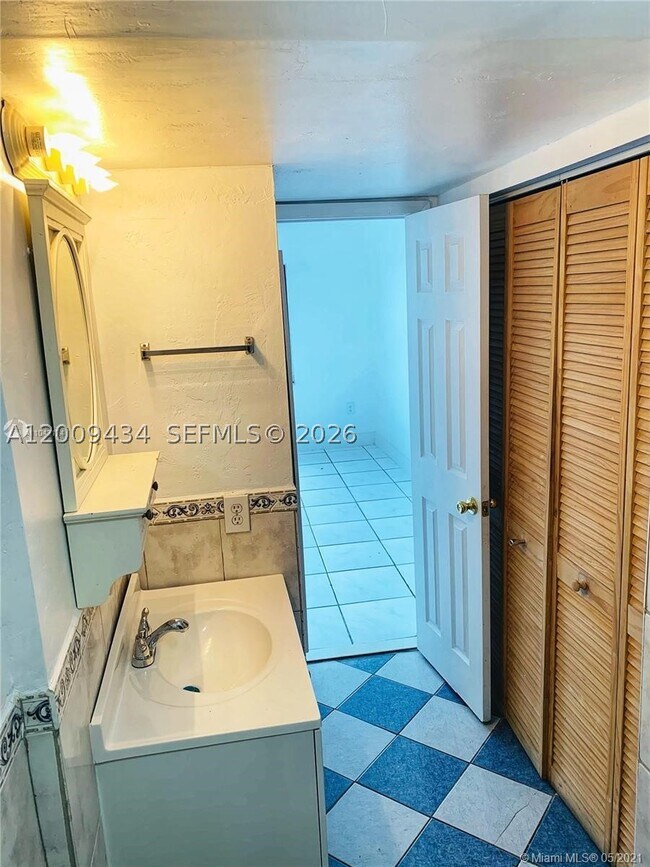 Building Photo - 1325 W 68th St