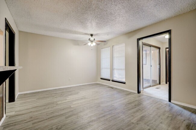 Foto del edificio - 3 Bed, 2 Bath Duplex in Midwest City, Ok 73110