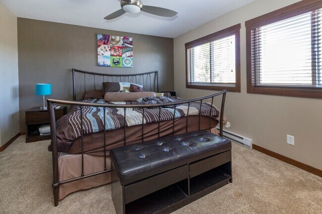 Building Photo - Woodworks Townhome- 3 Bedroom/3 Bath Unit w/Updated kitchen on the Bus Route